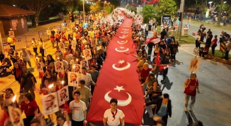 400 metrelik Türk bayrağıyla fener alayı
