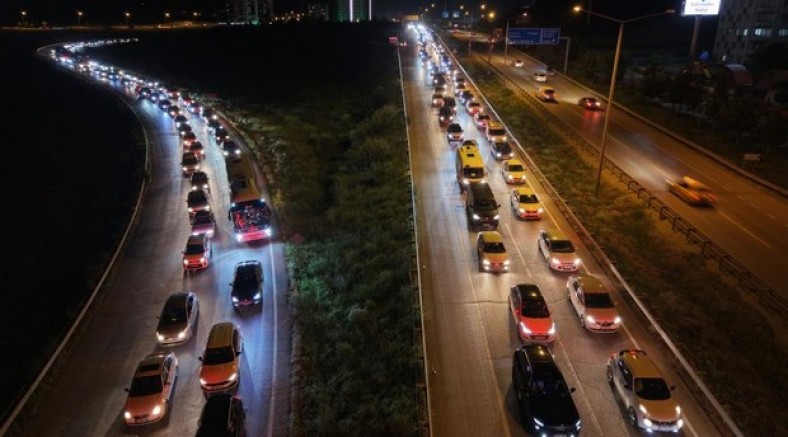 43 ilin geçiş noktasında kilometrelerce kuyruk