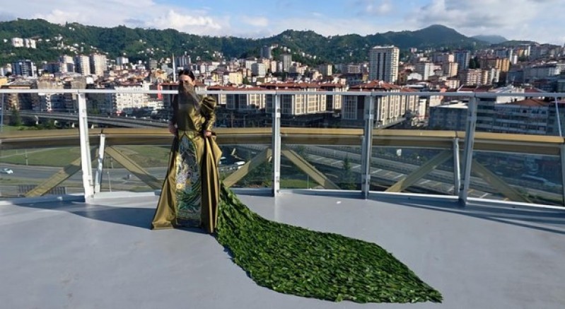 5 bin çay yaprağı ile elbise tasarladı