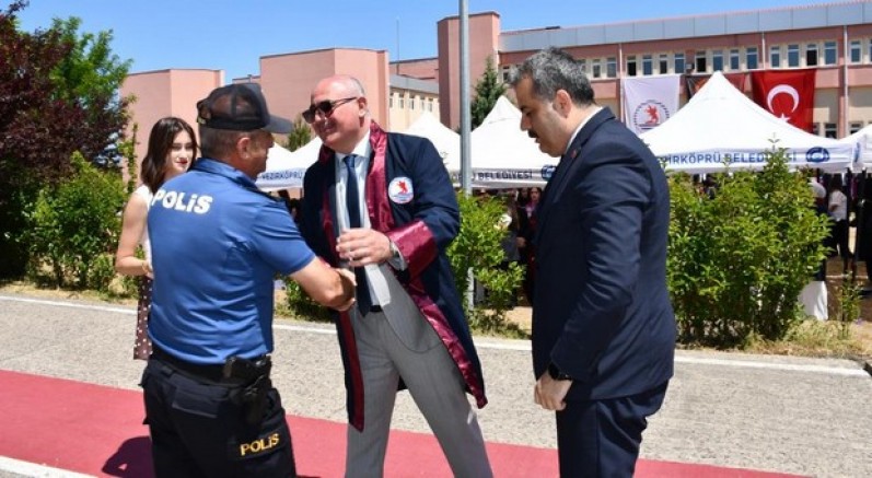 56 yaşında diploma aldı