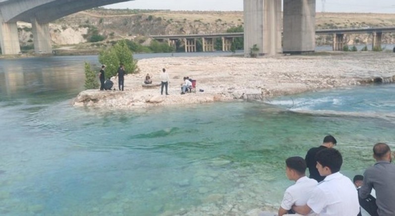 8 kişi sular yükselince mahsur kaldı
