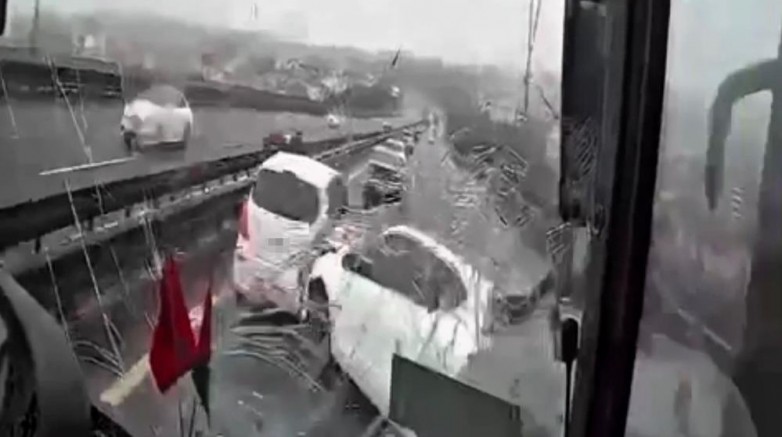 8 kişinin yaralandığı kaza anı kamerada