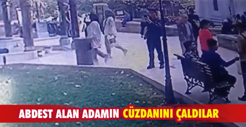 Abdest alan adamın cüzdanını çaldılar
