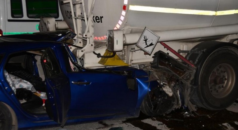 Adana’da otomobil tıra çarptı: 1 ölü, 2 yaralı