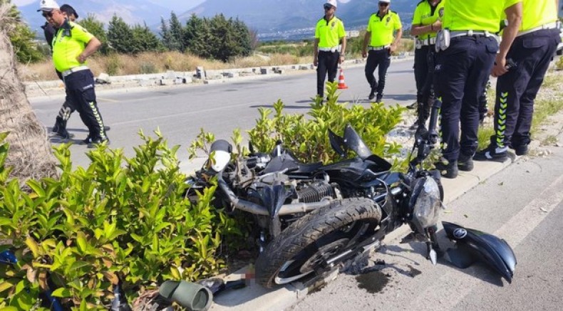 Ağaca çarpan motosikletin sürücüsü ağır yaralandı