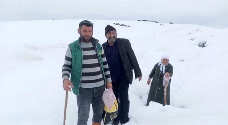 Ağrı’da Nisan karı köy yollarını kapattı