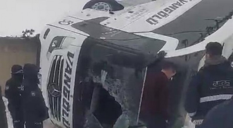 Ağrı’da yolcu otobüsü devrildi: 16 yaralı