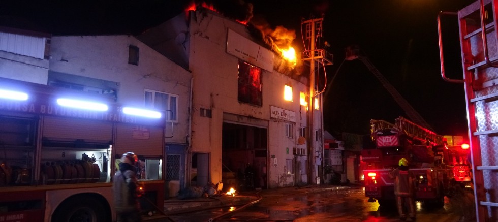 Ahşap kapı fabrikası alev alev yandı