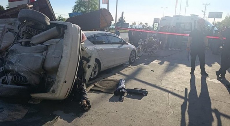 Akaryakıt istasyonuna dalan otomobil dehşet saçtı: 6 yaralı