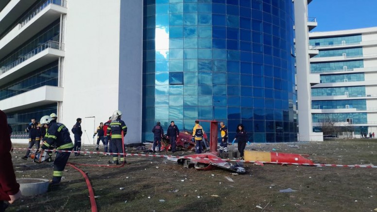 Akılalmaz kaza; Helikopter hastaneye çarpıp düştü!