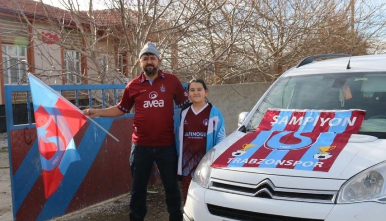 Aksaray'da bordo-mavi köy