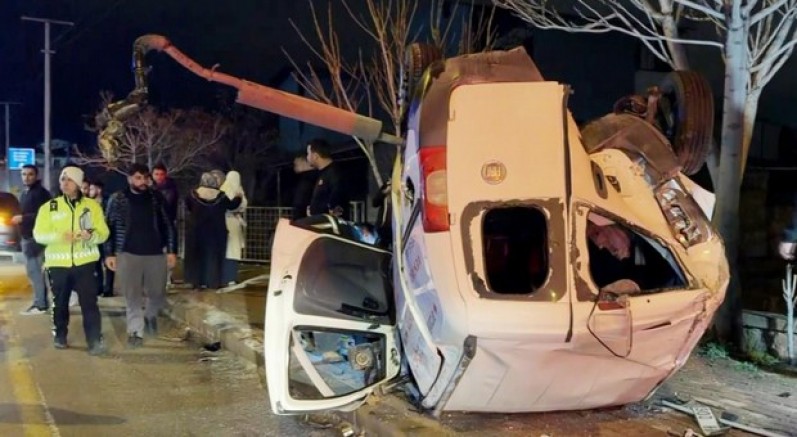 Aksaray'da hafif ticari araç takla attı: 2 ağır yaralı