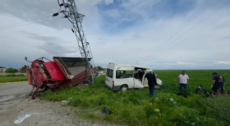 Aksaray'da minibüs ile kamyonet çarpıştı: 5 yaralı