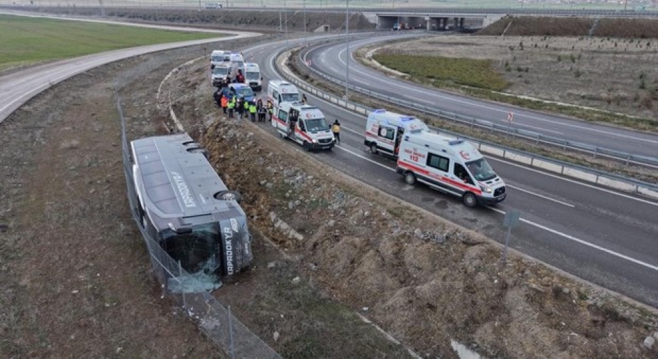Aksaray'da yolcu otobüsü şarampole devrildi: 23 yaralı
