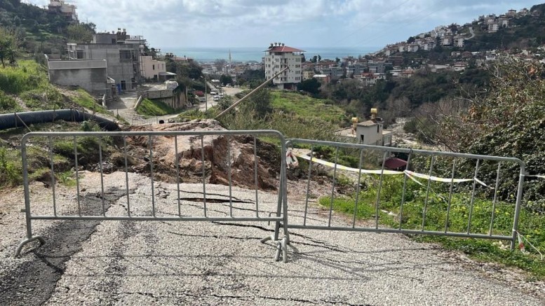 Alanya'da sağanak sonrası korkutan manzara