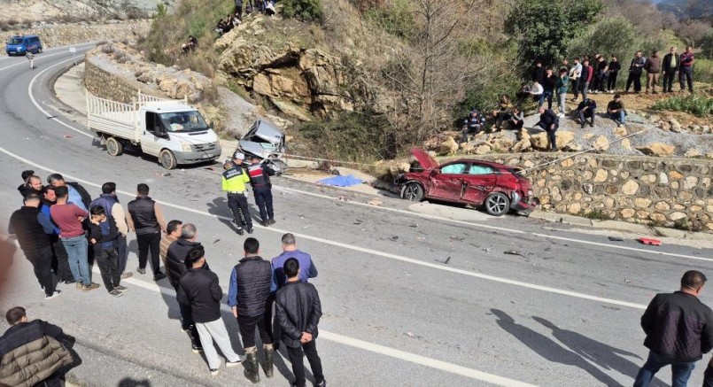 Alanya'da zincirleme kaza: 1 ölü, 3 yaralı