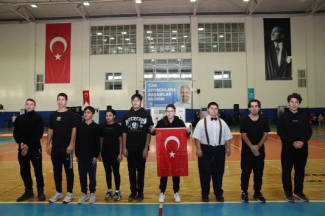 Alkışı hak ettiler; Engelli bireyler hünerlerini sergiledi