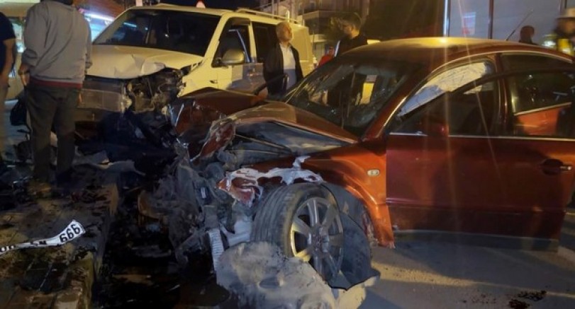 Alkollü sürücü 4 araca birden çarptı: 2 yaralı
