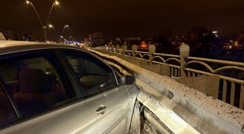 Alkollü sürücü bariyerlere girdi