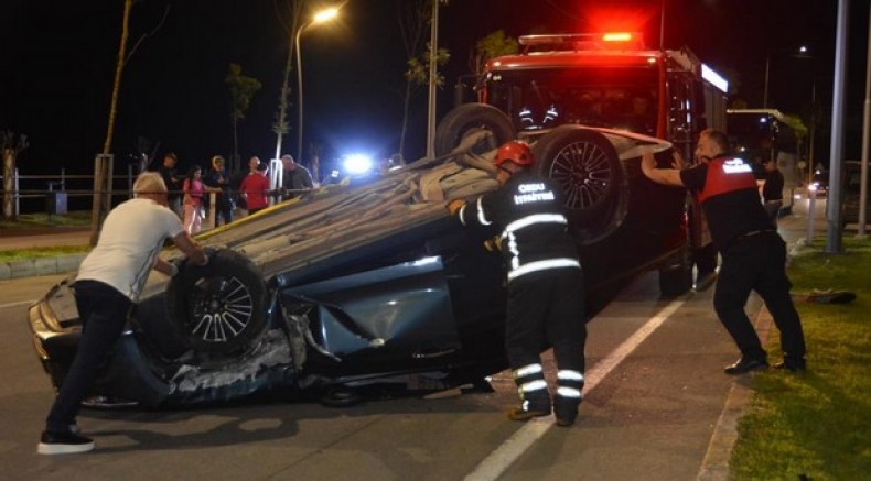 Alkollü sürücü park halindeki araca çarptı: 2 yaralı