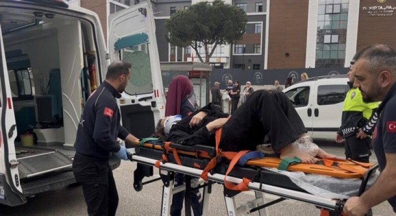 Alt geçit yerine yolu kullanan yayaya otomobil çarptı