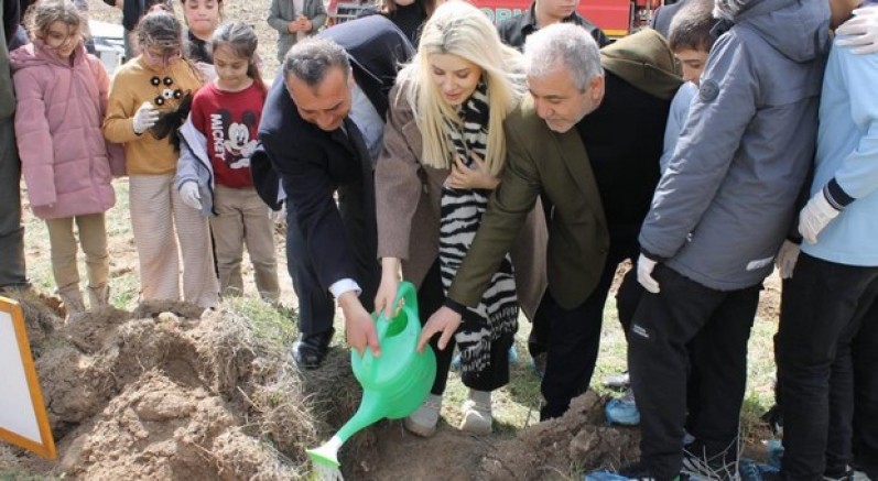Altıntaş’ta fidanlar toprakla buluştu