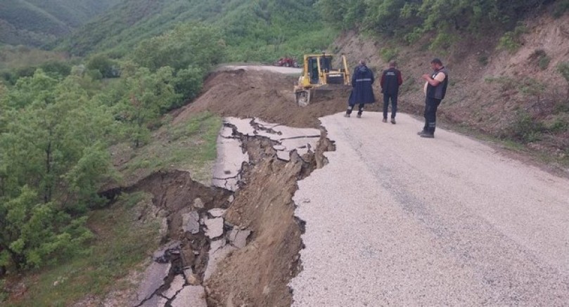 Amasya’da köy yolunda heyelan