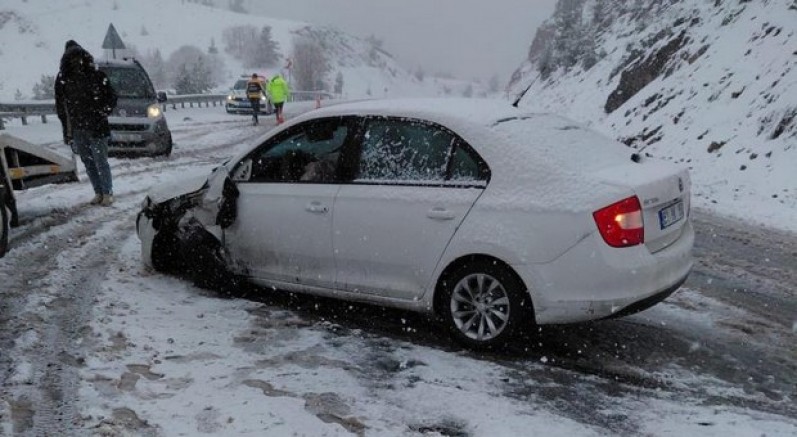 Ambulans ile otomobil çarpıştı: 3 kişi yaralandı