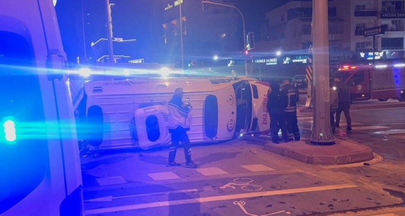 Ambulansla otomobil çarpıştı: 4 yaralı