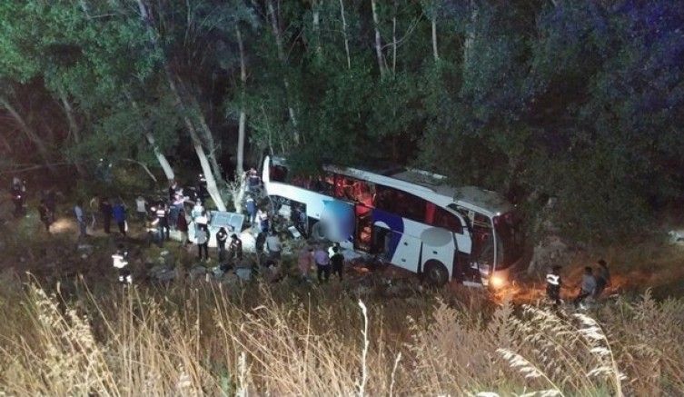 Ankara’da otomobil ağaca çarptı: 2 ölü
