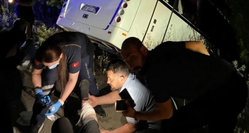 Ankara'da servis aracı yol kenarına devrildi: 8 yaralı