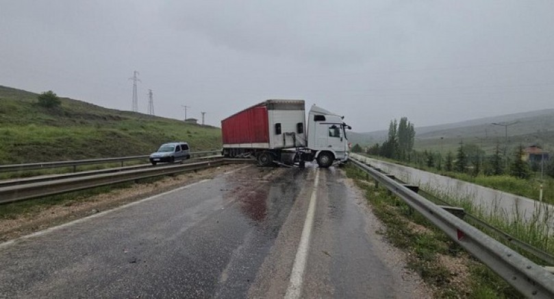 Ankara'da tır ile minibüs çarpıştı: 11 yaralı