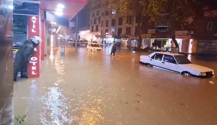 Antalya'da sağanak hayatı felç etti