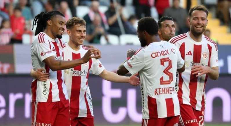Antalya ikinci yarı açıldı: 3-0