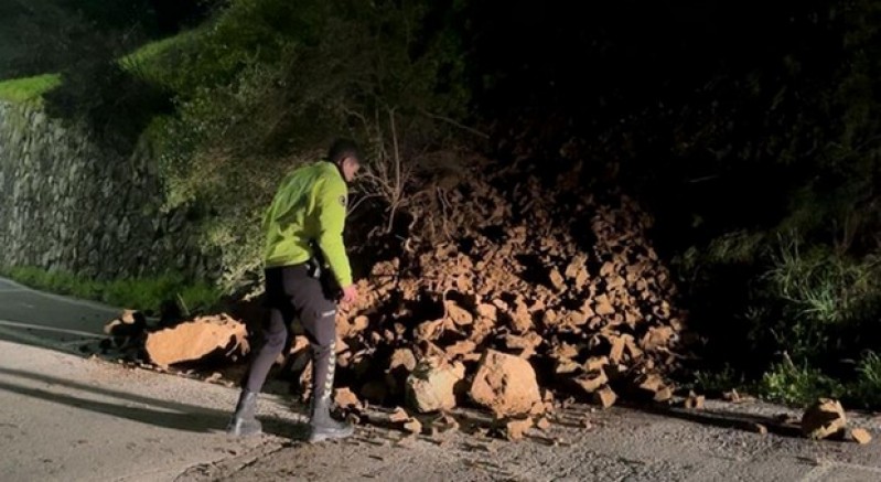 Araç kazayı kıl payı atlattı