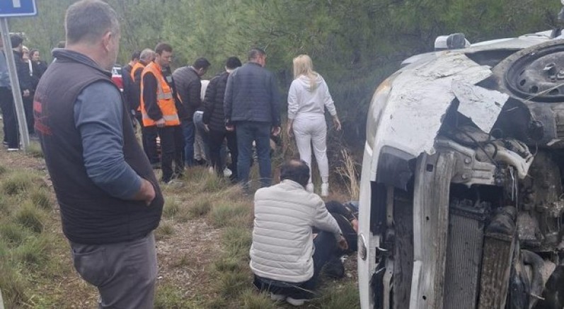 Araç şarampole devrildi: 1'i ağır 6 yaralı
