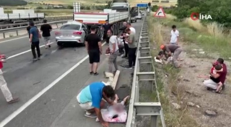 Araç tıra arkadan çarptı: 1 ölü, 4'ü çocuk 7 yaralı
