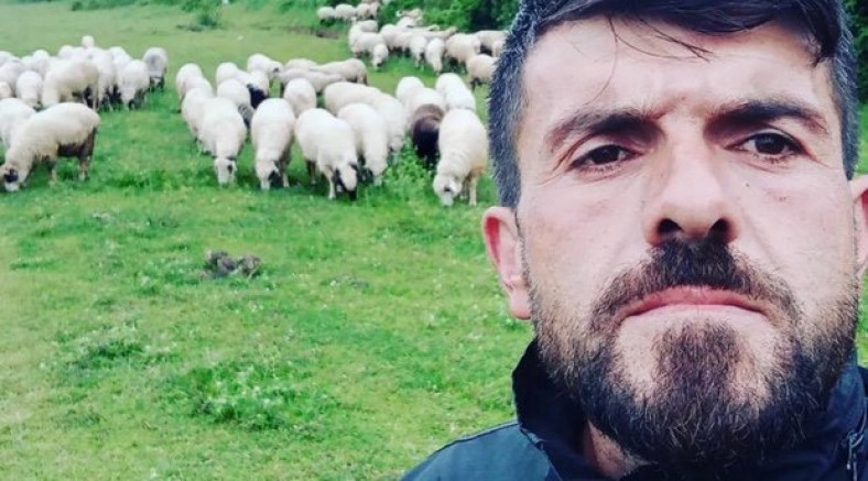 Aracında silahla vurulmuş