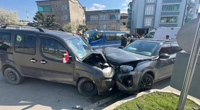 Araçlar kafa kafaya çarpıştı: 4 yaralı