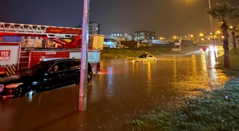 Araçlarda mahsur kalan 3 kişi kurtarıldı