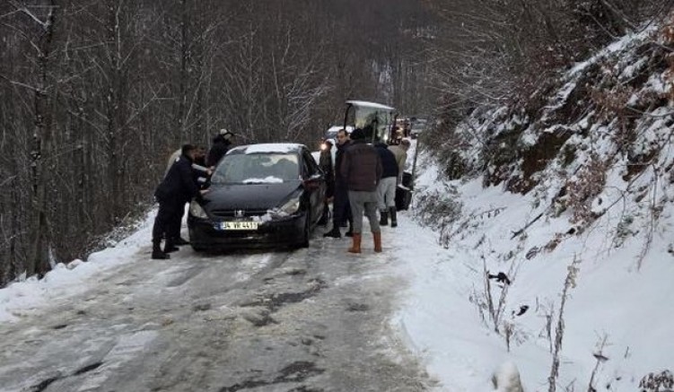 Araçlarında mahsur kalan 35 kişi kurtarıldı