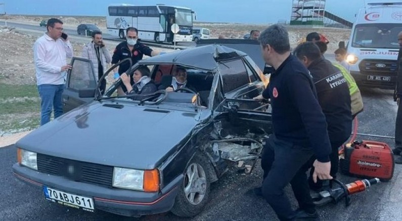 Araçta sıkışan karı kocayı itfaiye kurtardı