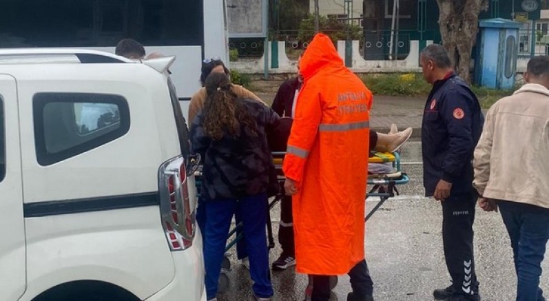 Araçta sıkışan yolcu itfaiye ekiplerince çıkartıldı
