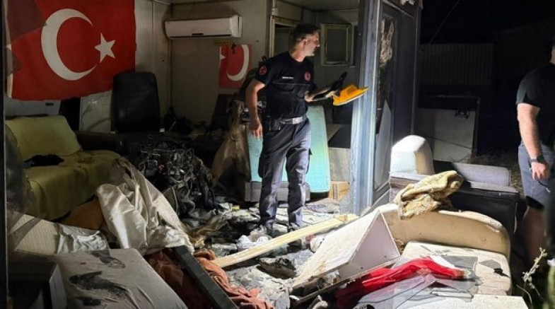 Araçtan kopan motor 30 metre savrulup barakaya girdi