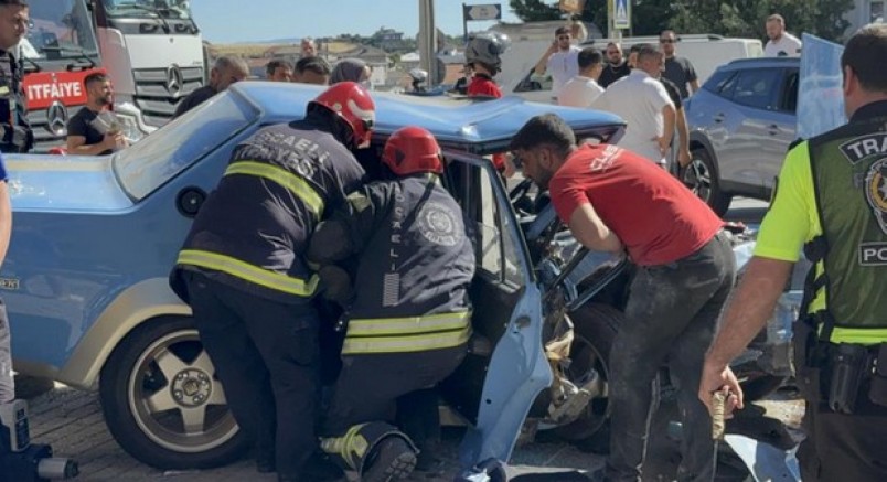 Ardı ardına şerit değiştiren sürücü kaza yaptı: 3 yaralı