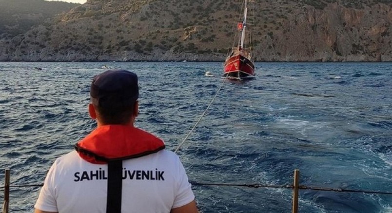 Arızalanan yat, Sahil Güvenlik ekipleri tarafından kurtarıldı