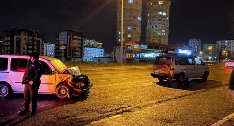 Arızalı minibüse çarpan araçta 7 aylık bebek dahil 6 yaralı