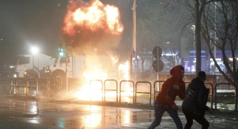 Arnavutluk'ta protestocular ile polis arasında çatışma