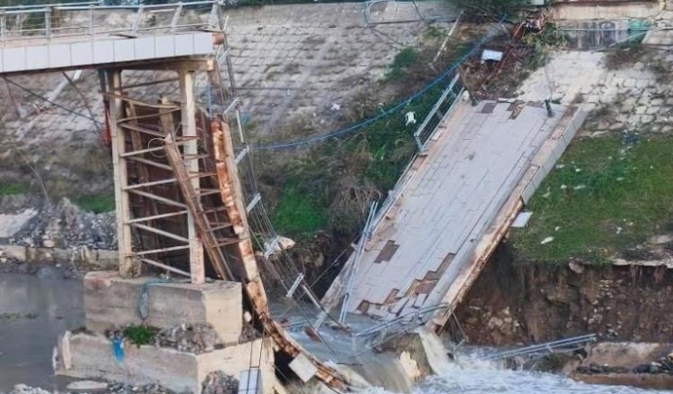 Asi Nehri üzerindeki yaya köprüsü çöktü