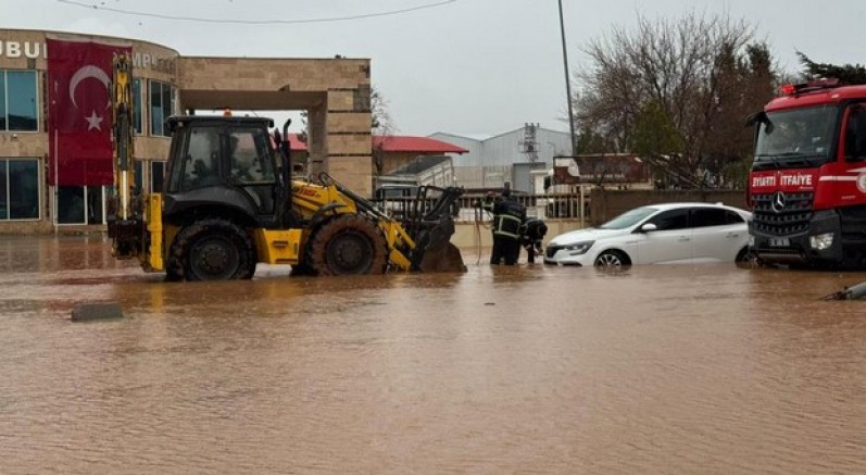 Aşırı yağış sele neden oldu: 9 kişilik aile kurtarıldı